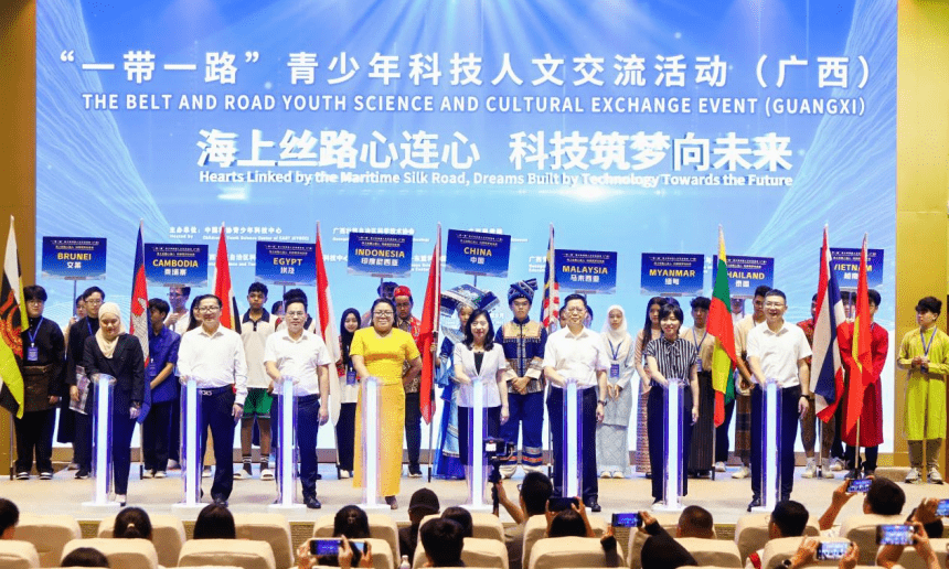 广西科学院党组成员、副院长黄志民(右三)出席启动仪式-860x516
